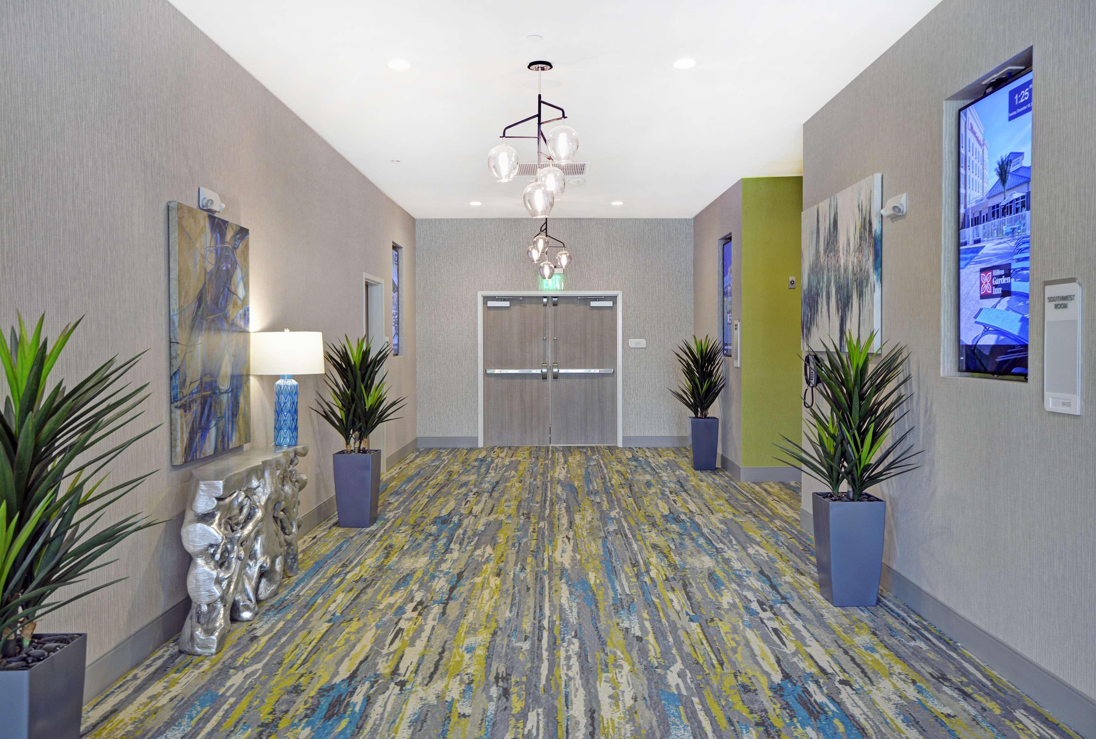 Hilton Garden Hobby Airport 3*